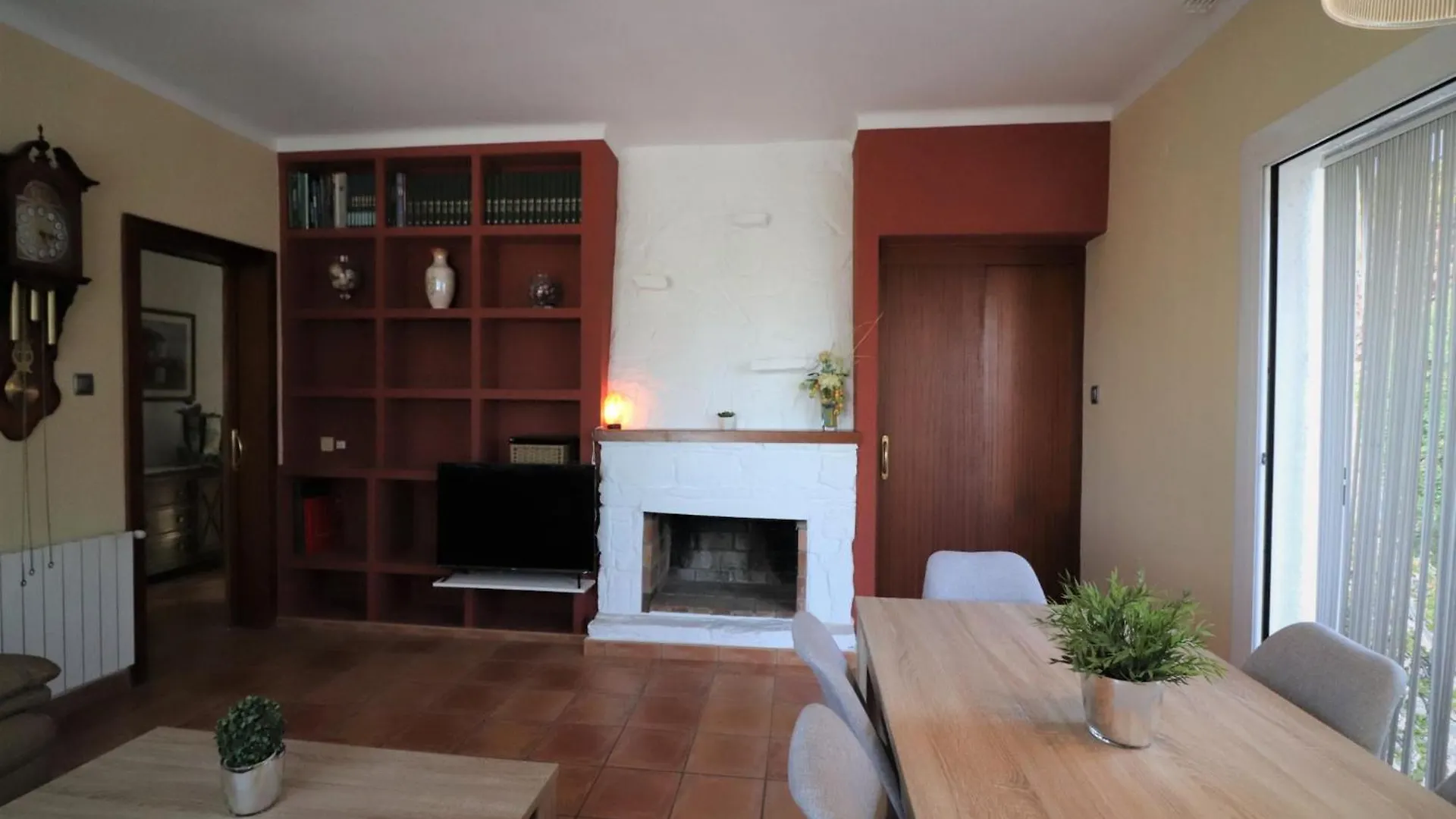 Apartment With Terrace Montjoi Casa vacanze